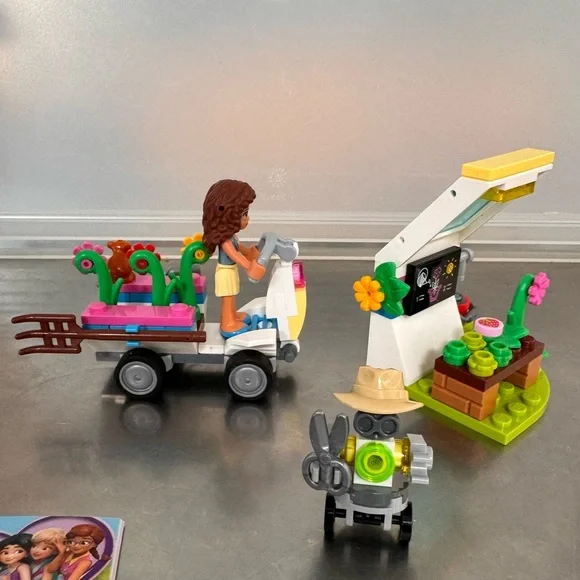 Two used Lego Friends sets. 41389 Ice Cream Cart & 41425 Olivia’s Flower Garden - Picture 4 of 11